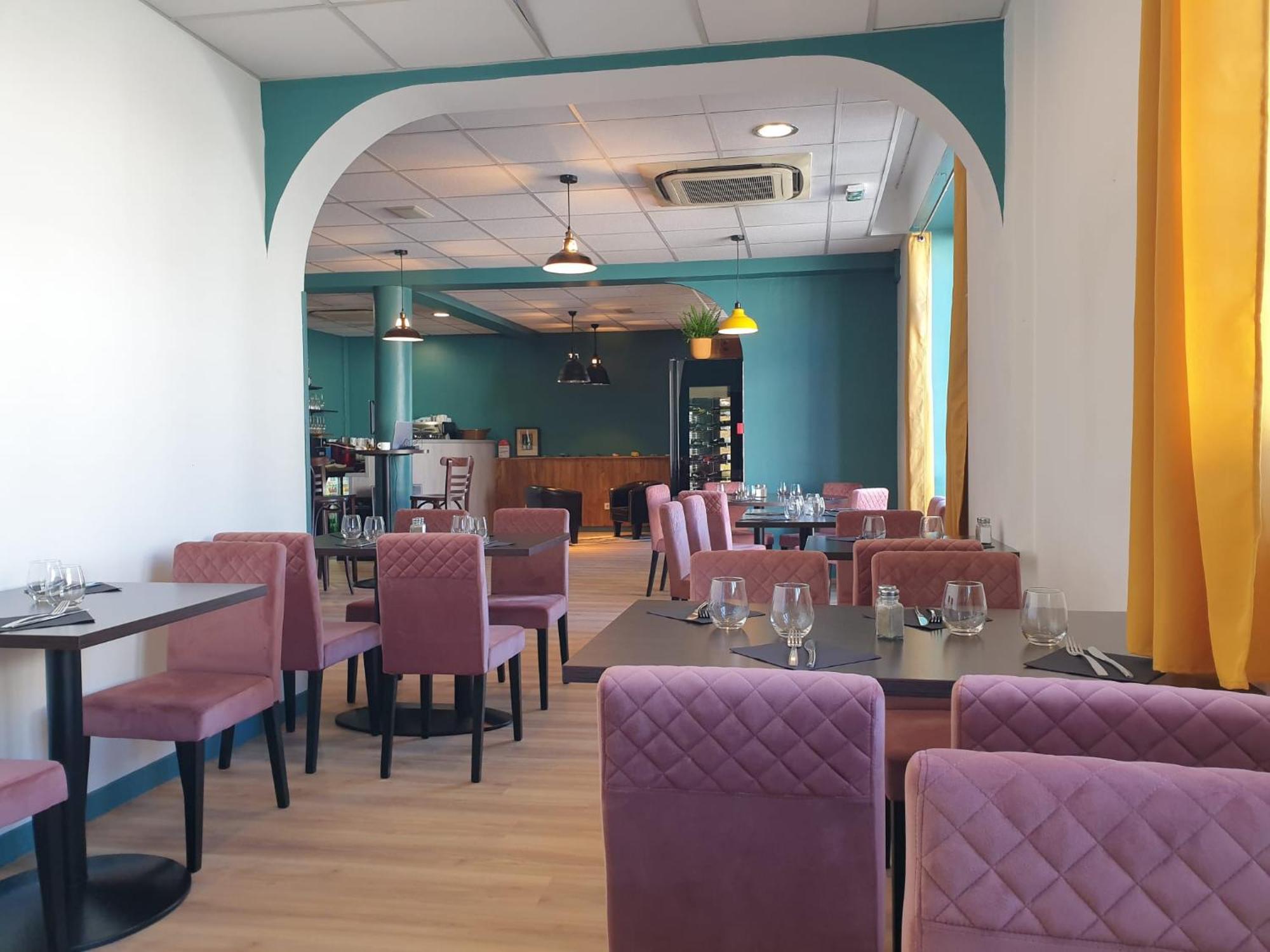Logis Hotels Et Restaurant La Pause Rn7 La Coucourde ภายนอก รูปภาพ